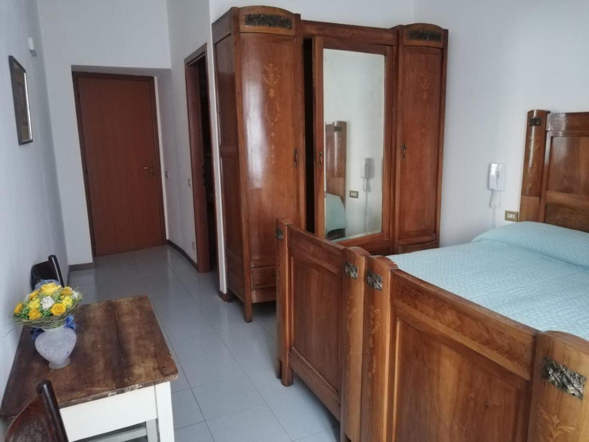 Отель Residenza Santa Valeria Caglio Экстерьер фото
